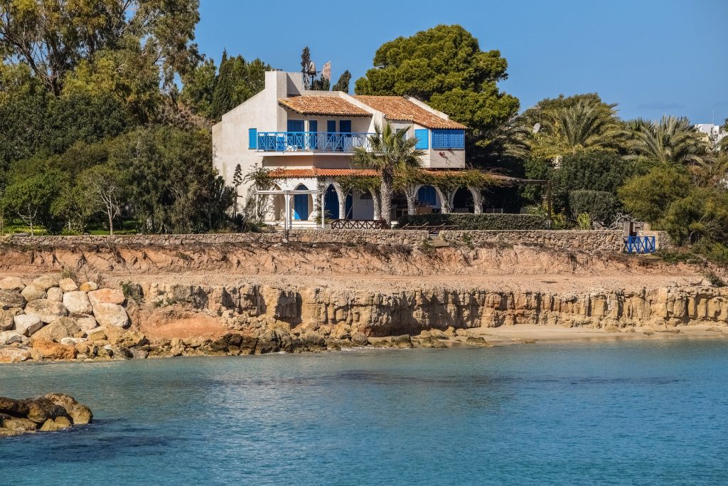 Maison familiale en bord de mer au milieu des palmiers